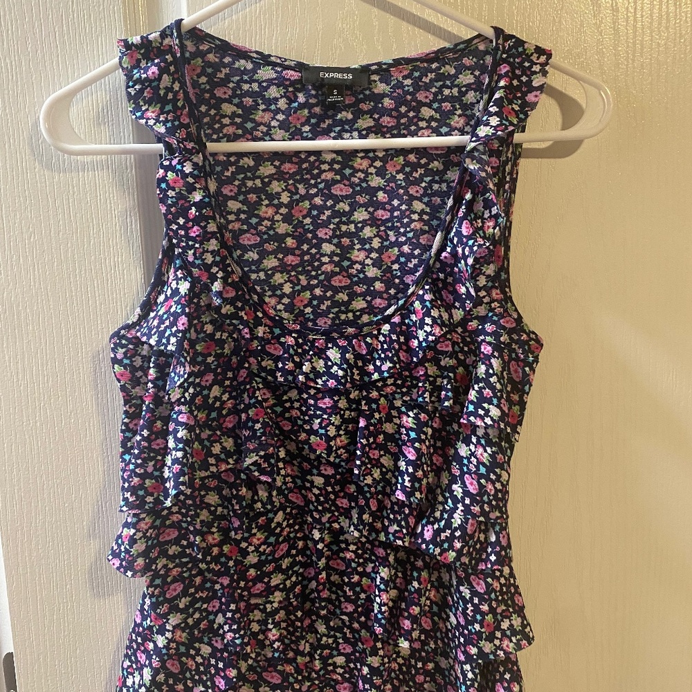 Express flowy tankwith ruffles
